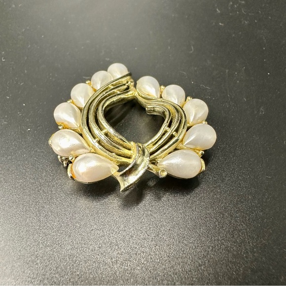 Vintage STAR Faux Pearl & Gold Tone Signed Brooch Pin - Picture 5 of 7